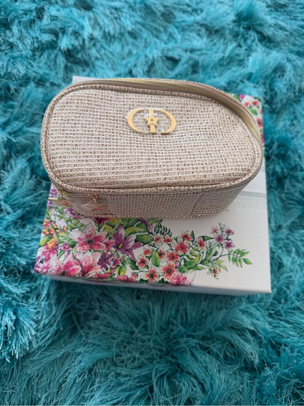 New Dior Natural Gold Raffia Cosmetic Case with Gold Logo. Box included. - Picture 2 of 4